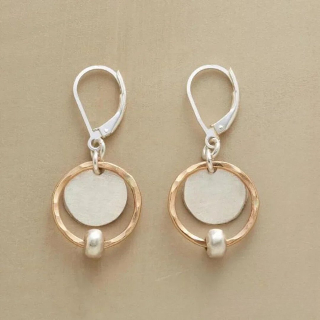Elegantes pendientes de perlas de oro y plata