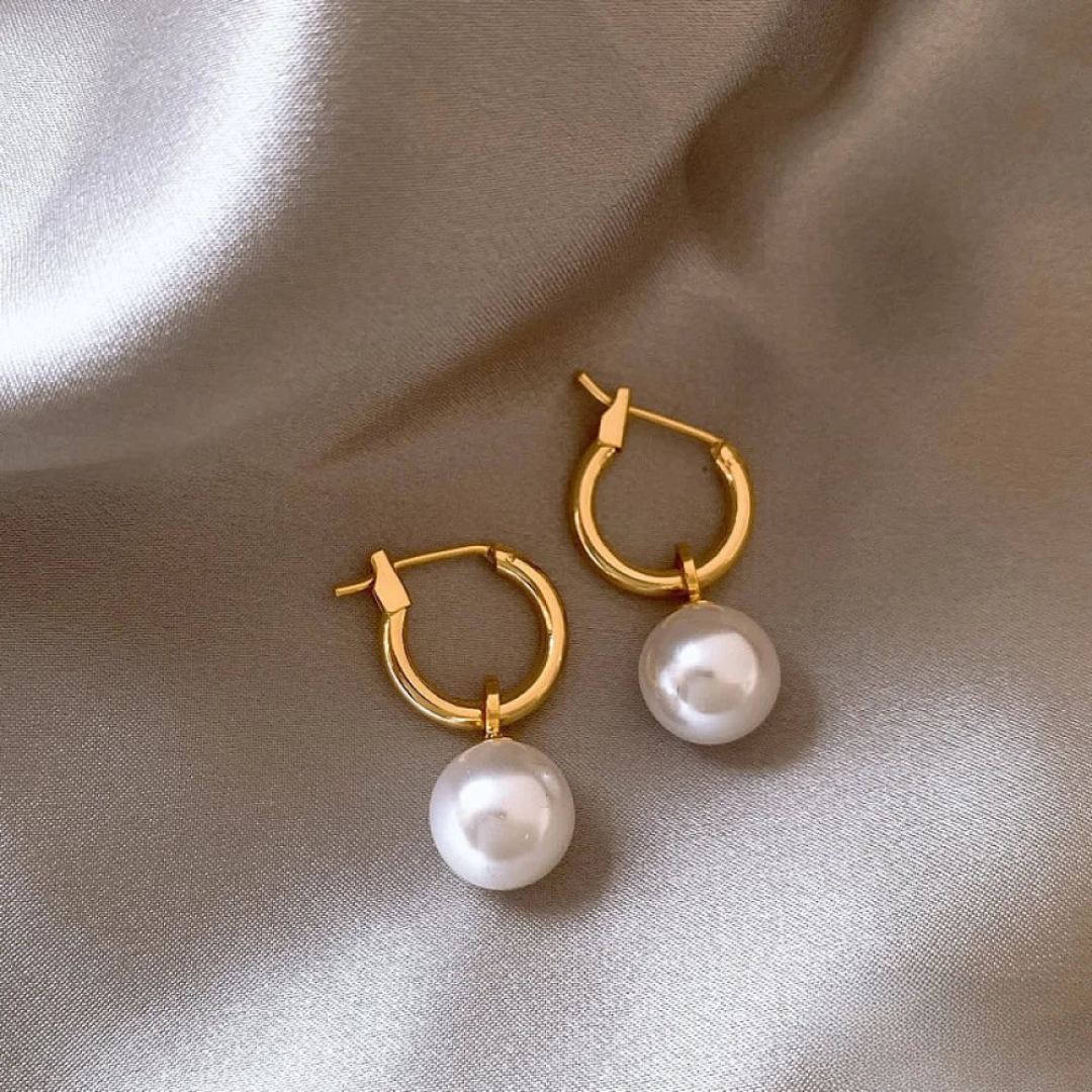Pendientes elegantes con perlas blancas doradas