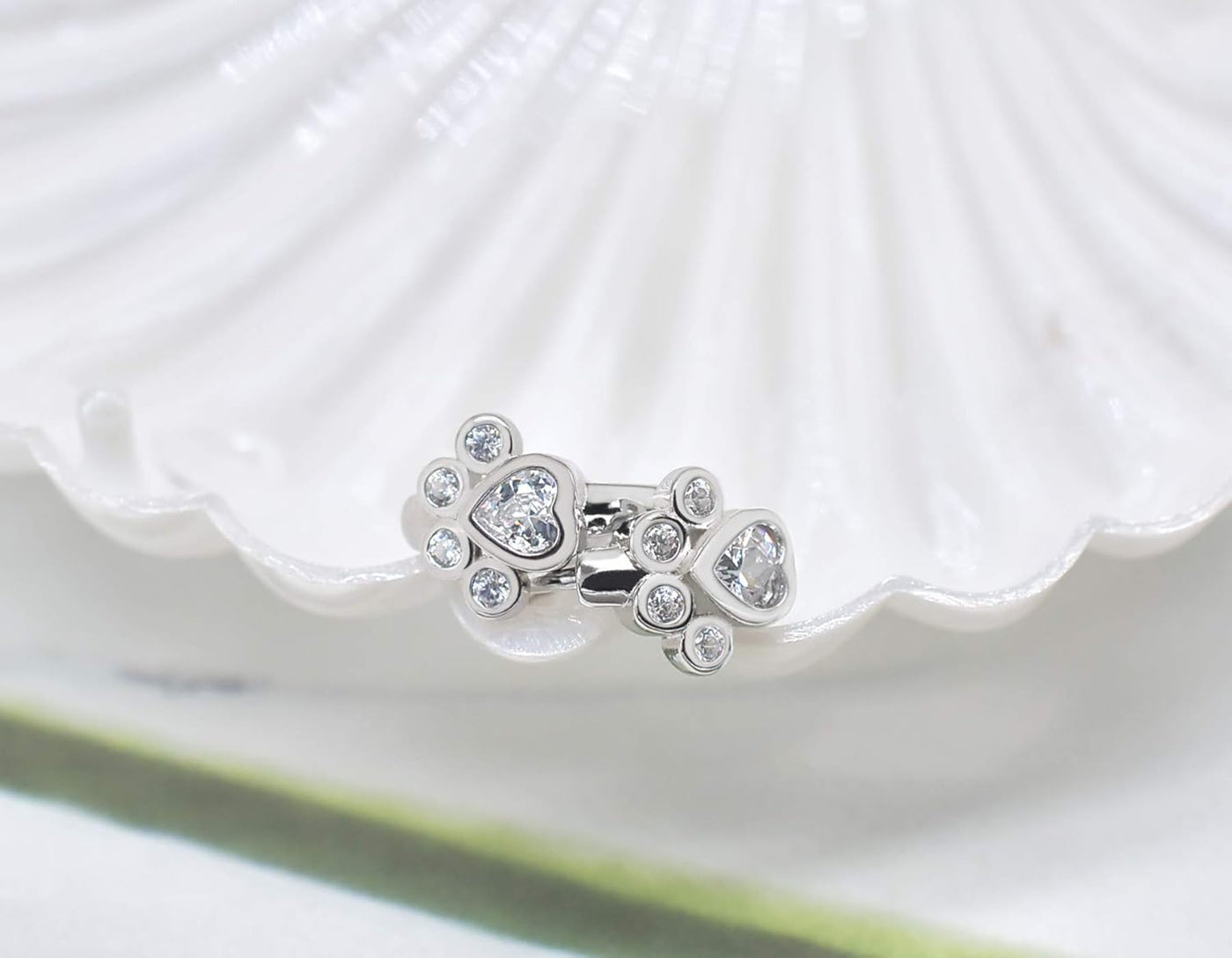 Aros Huggie Paw con circonitas brillantes