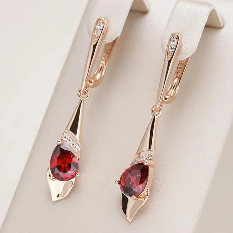 Exquisito colgante con pendientes de cristal rojo