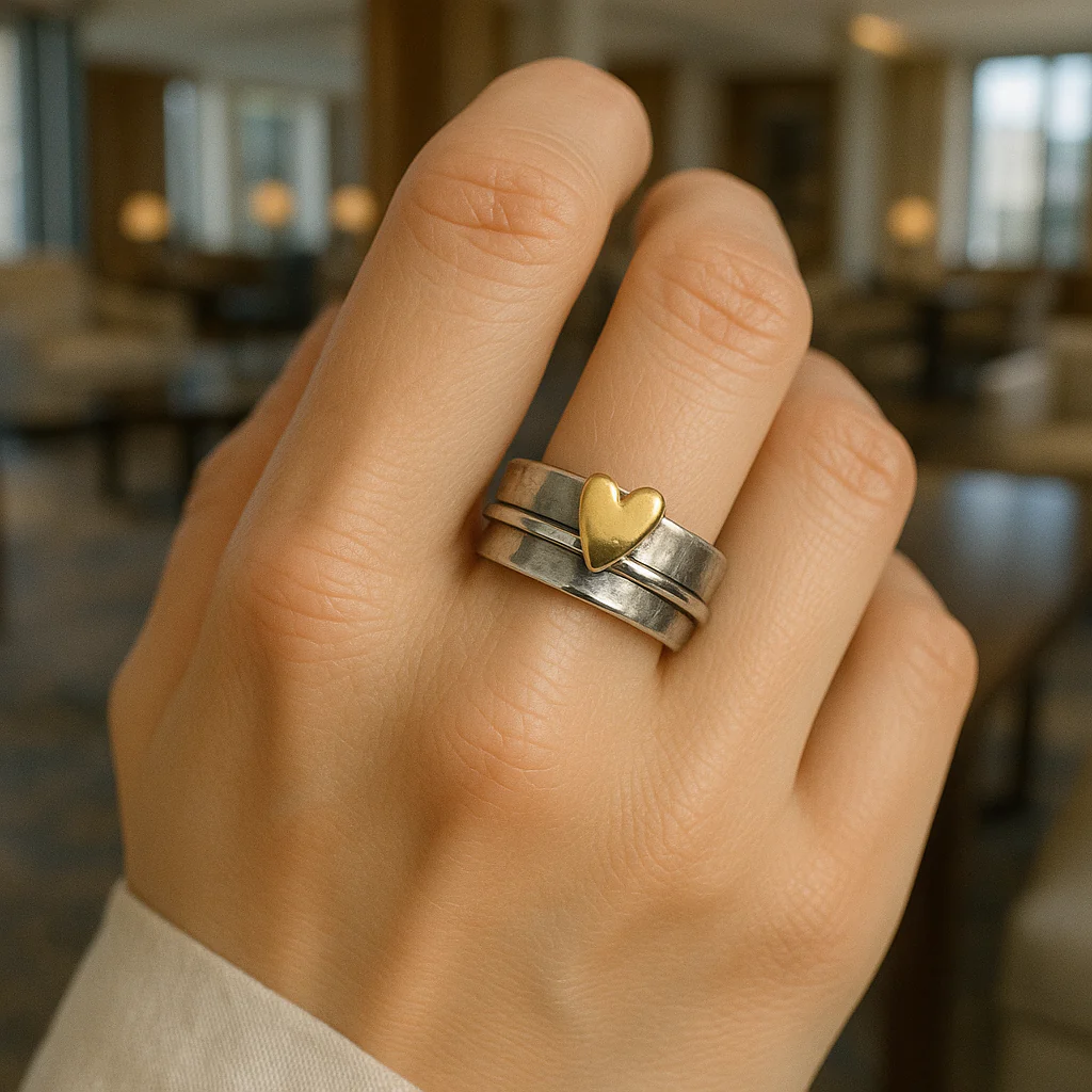 Mely - Anillo de plata con corazón dorado