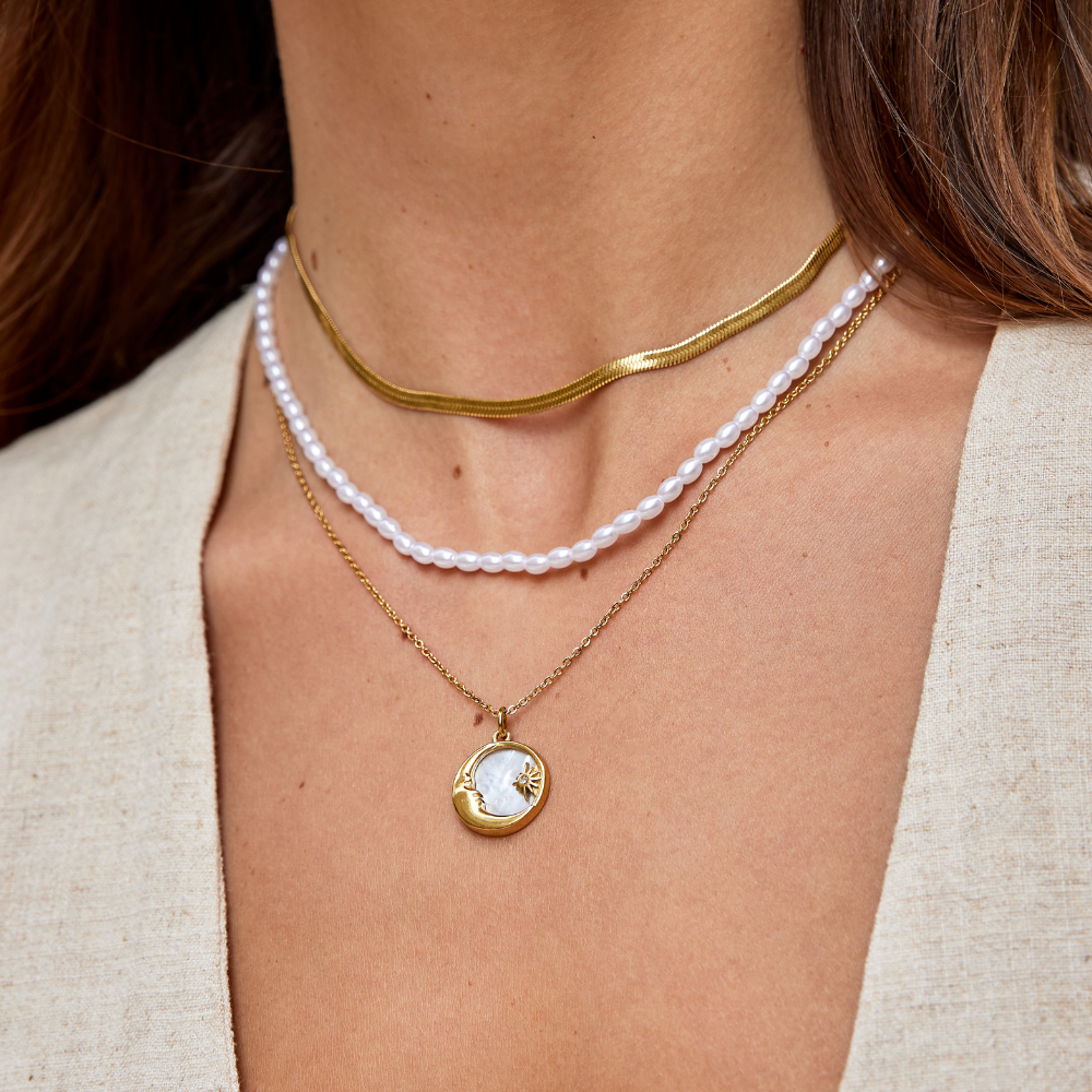 Collar de oro con cadena de serpiente