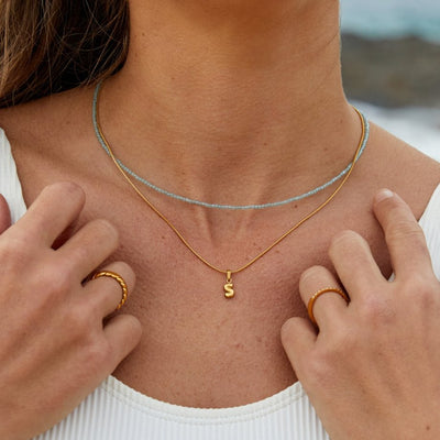 Collar elegante con letras de burbujas