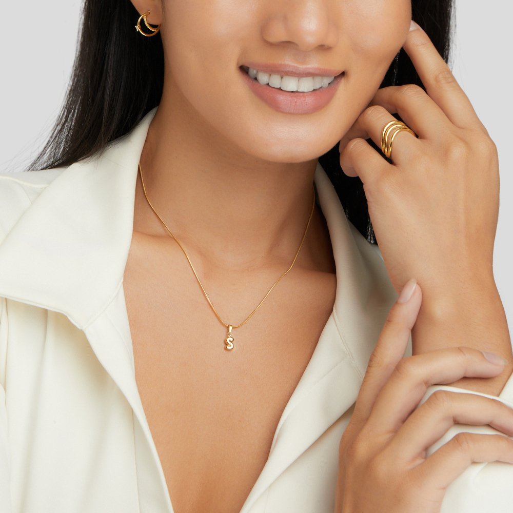 Collar elegante con letras de burbujas