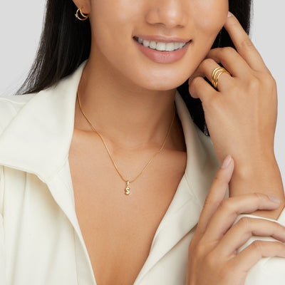 Collar elegante con letras de burbujas