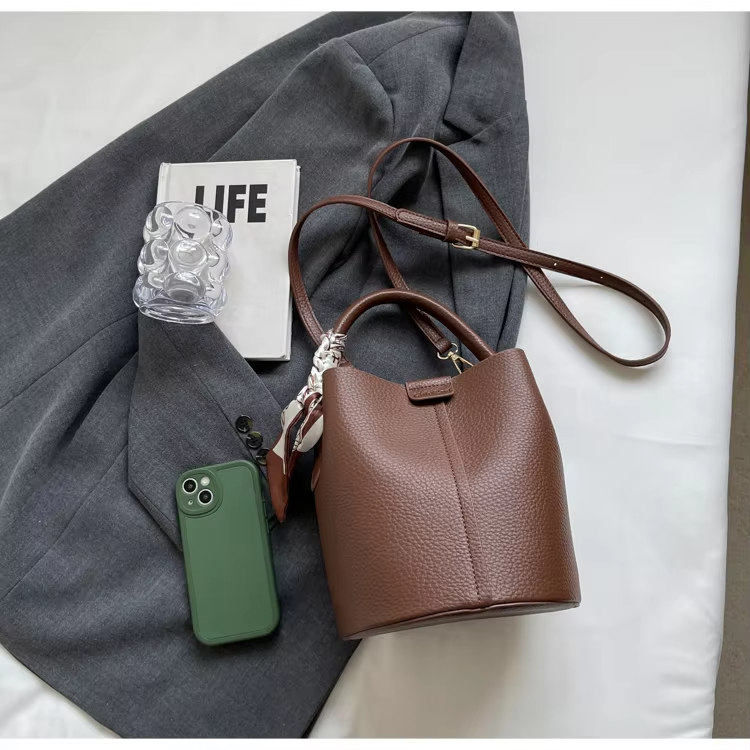 Rose - Bolso de cuero estilo cubo con un toque moderno