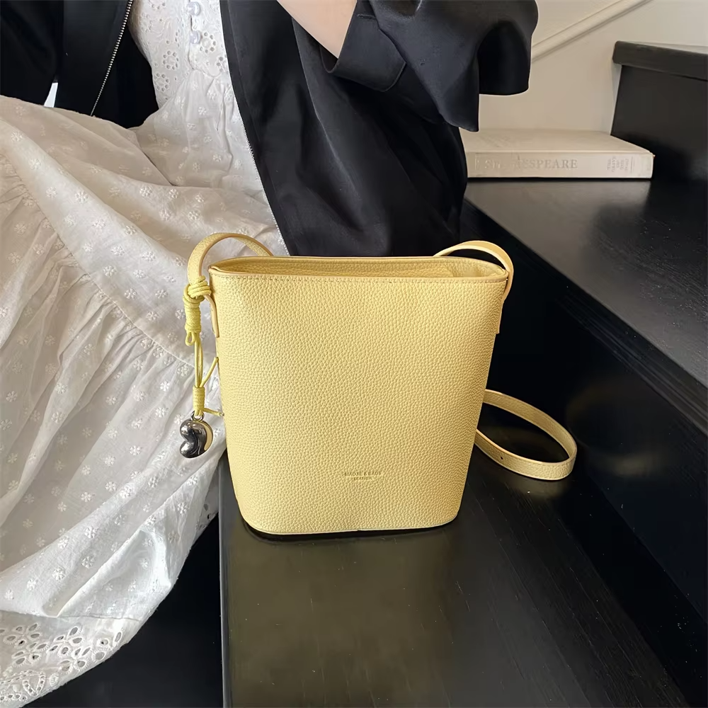 Helen - Elegante bolso de cuero tipo cubo estilo regio