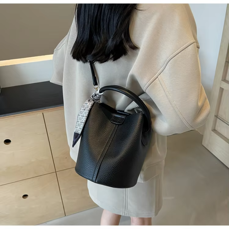 Rose - Bolso de cuero estilo cubo con un toque moderno