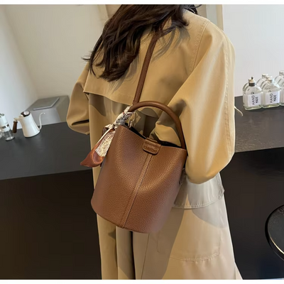 Rose - Bolso de cuero estilo cubo con un toque moderno