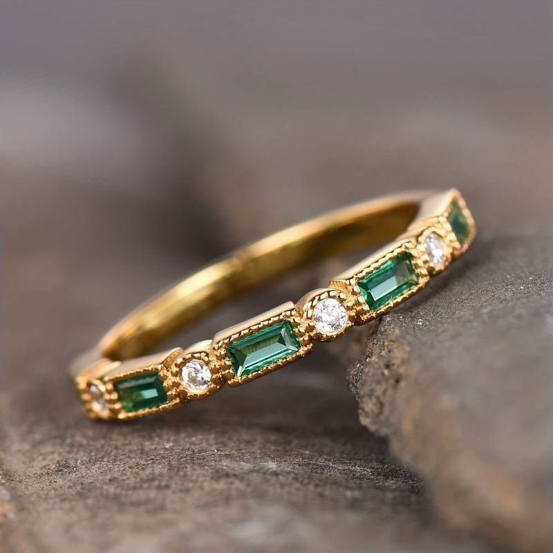 Alex - Anillo de oro con circonitas verdes incrustadas 