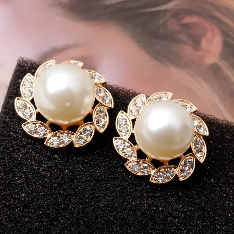 Exquisitos pendientes de perlas y hojas brillantes