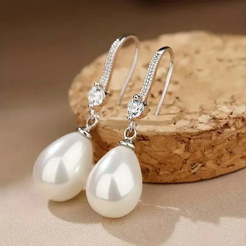 Pendientes colgantes con perlas brillantes