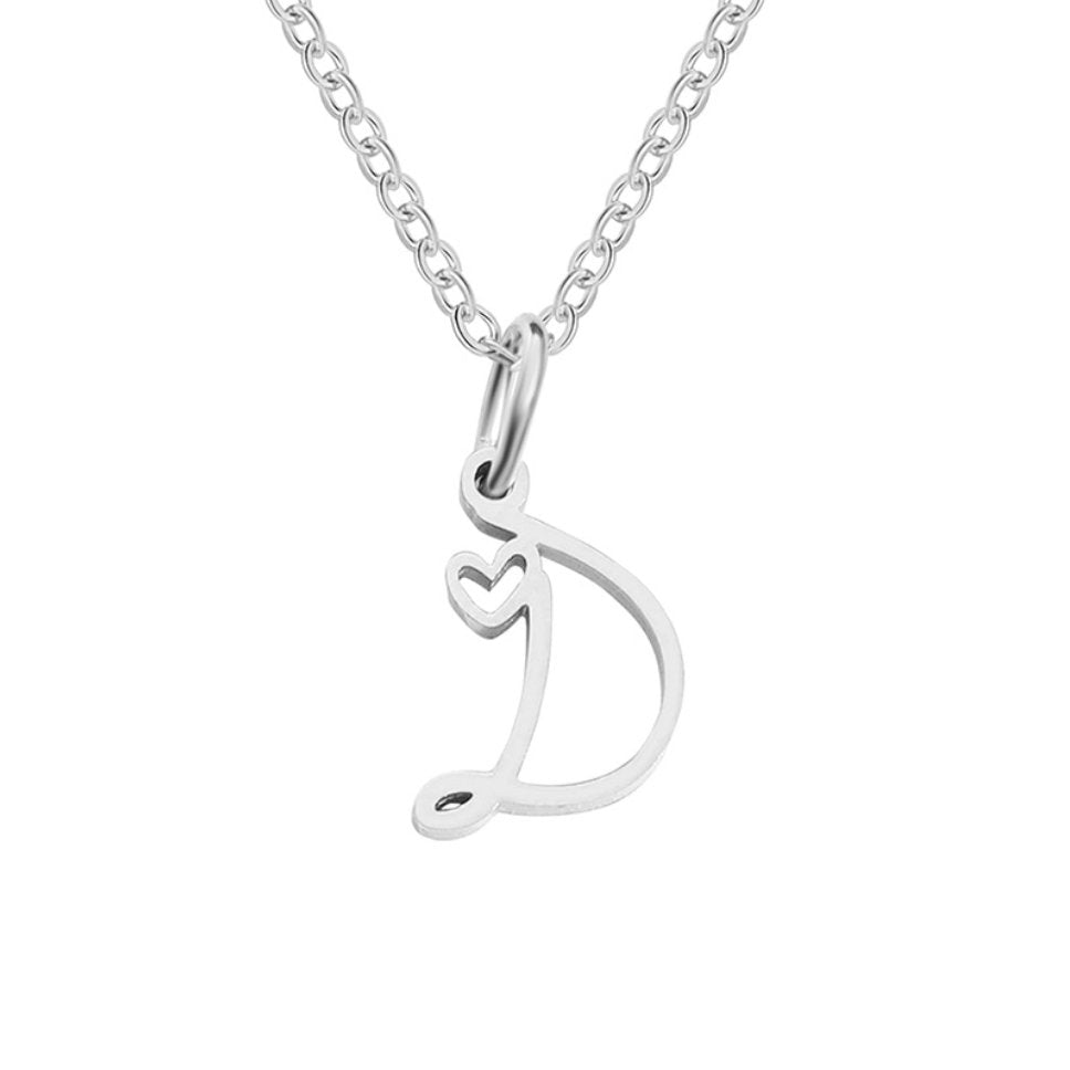 Collar de corazón con letras de plata