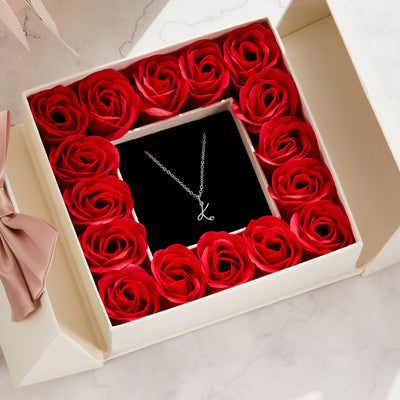 Collar de corazón con letras de plata