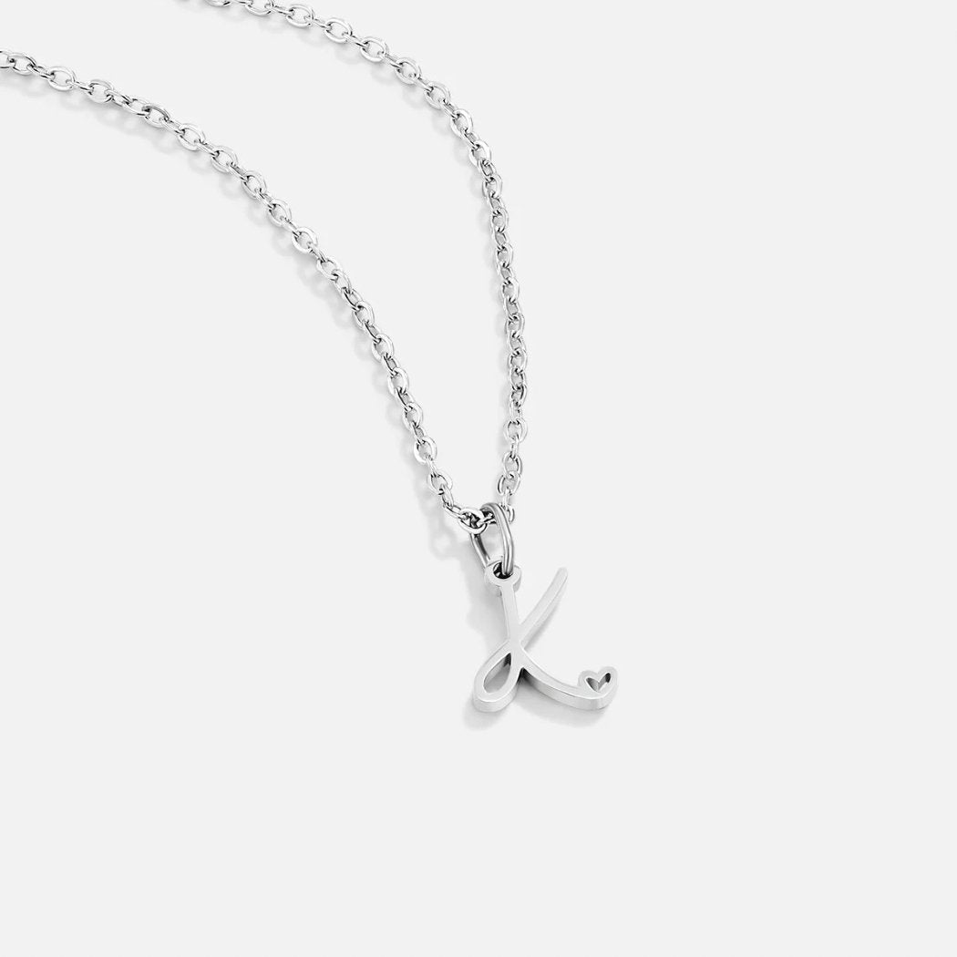 Collar de corazón con letras de plata