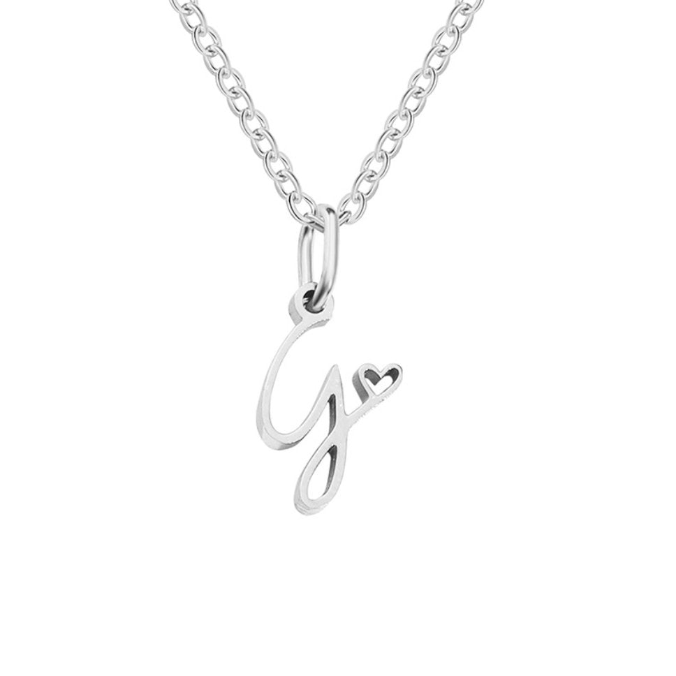 Collar de corazón con letras de plata