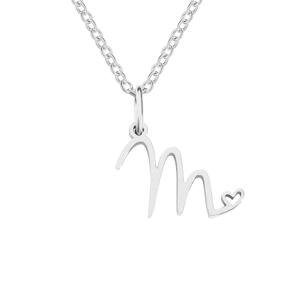 Collar de corazón con letras de plata